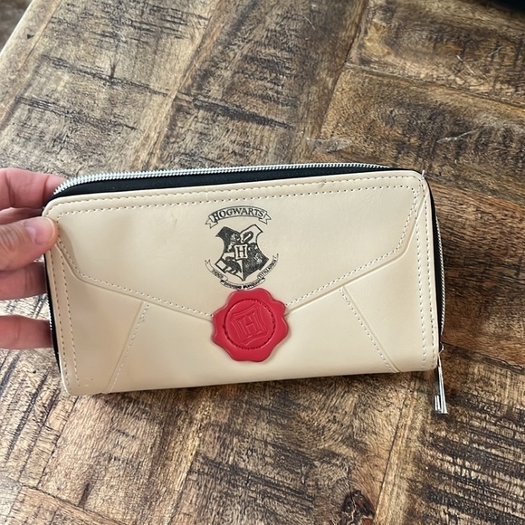 HARRY POTTER Hogwarts Letter Zip Around Wallet Faux Leather - Picture 8 of 8